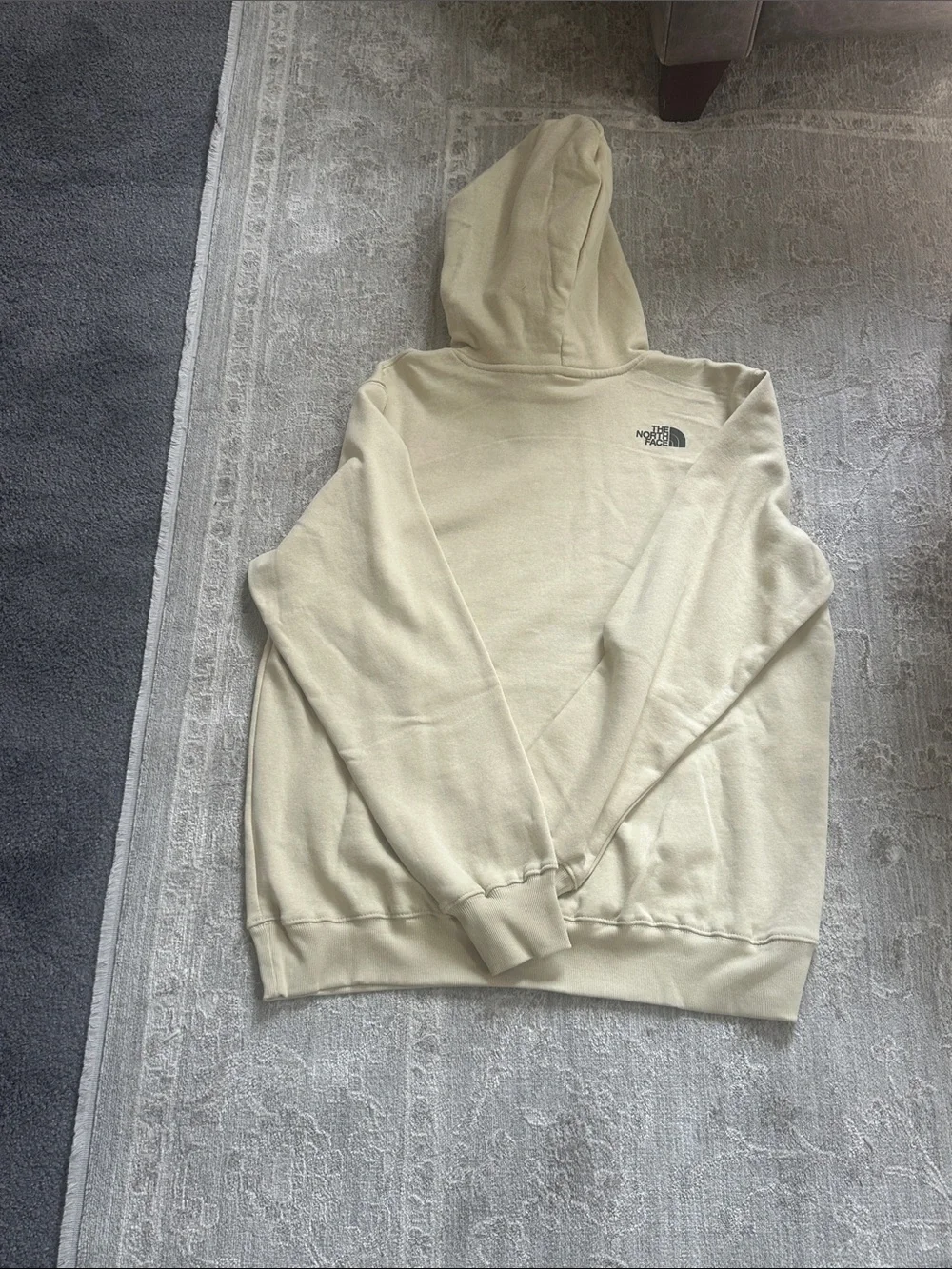 The North Face Men’s Large Wolf Standard Fit Printed Gravel Colored Hoodie. NWTs